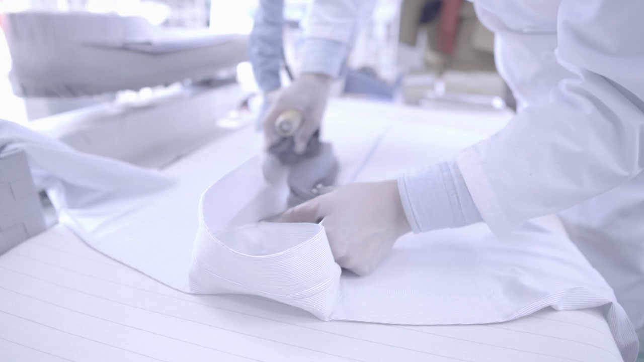 自社工場でのクリーニング作業風景